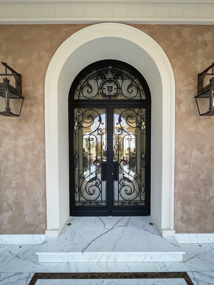 Porte d'entrée en fer forgé avec volutes