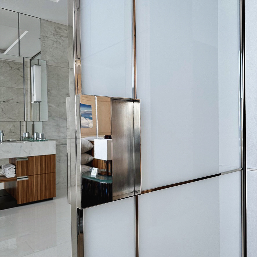 Éclat moderne : détail de porte coulissante en nickel
